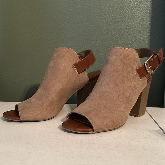 Chunky Heels - Picture 2 of 6